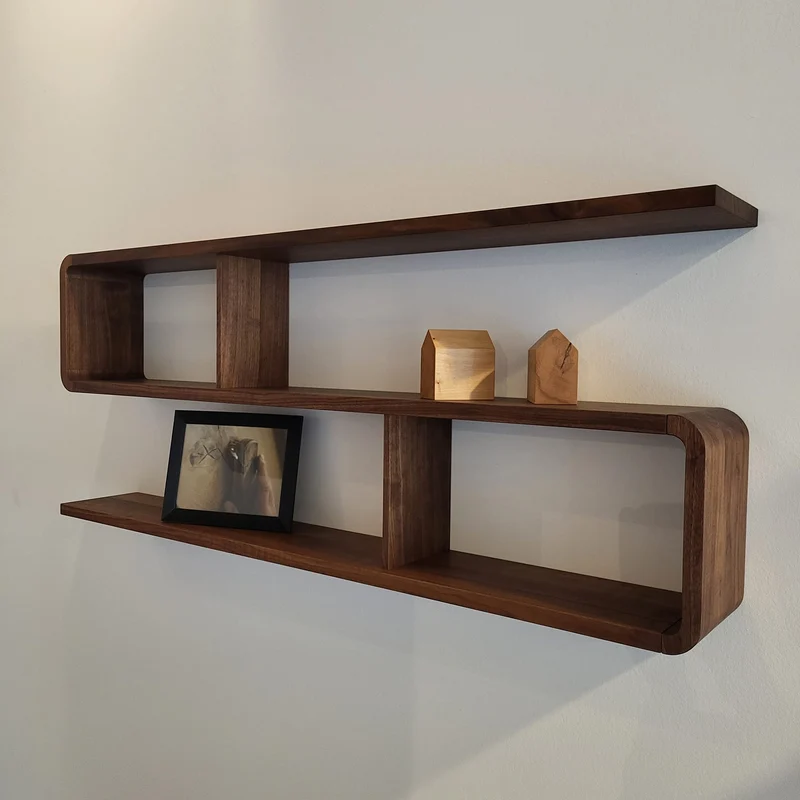 Regal COM:CI in S-Form, 140 x 58 x 20 cm Nussbaum