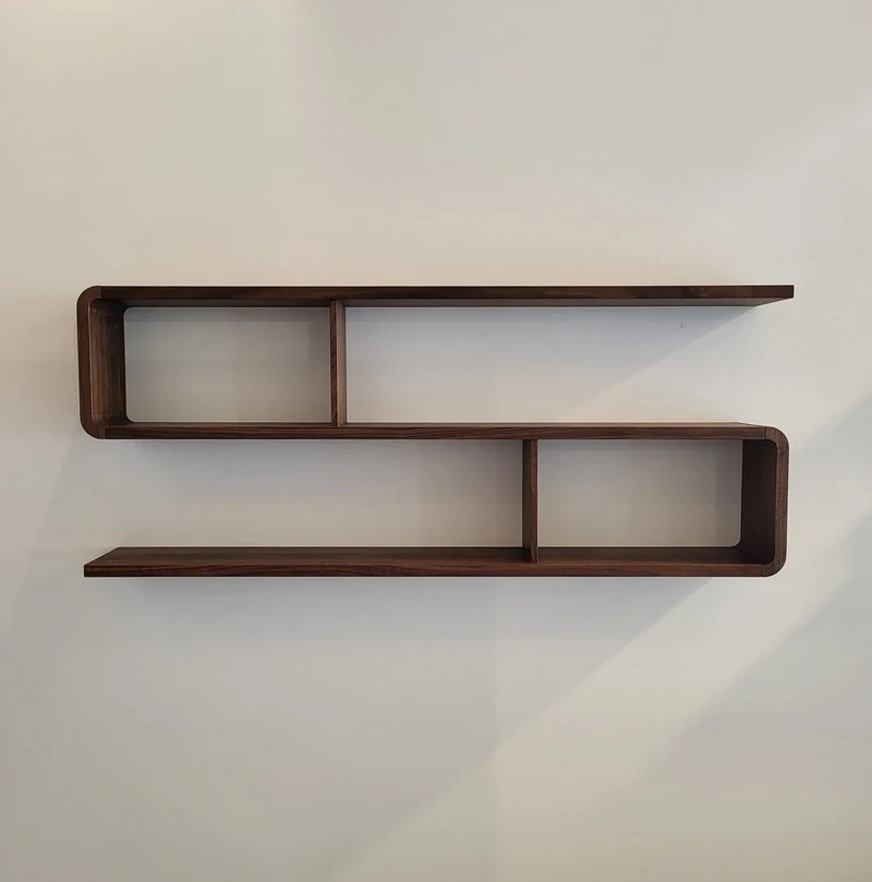 Regal COM:CI in S-Form, 140 x 58 x 20 cm Nussbaum