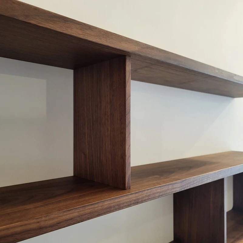 Regal COM:CI in S-Form, 140 x 58 x 20 cm Nussbaum