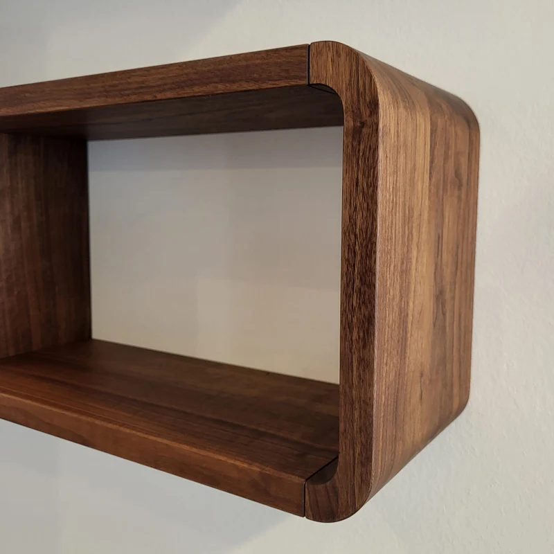 Regal COM:CI in S-Form, 140 x 58 x 20 cm Nussbaum