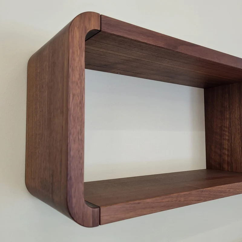Regal COM:CI in S-Form, 160 x 58 x 20 cm Nussbaum