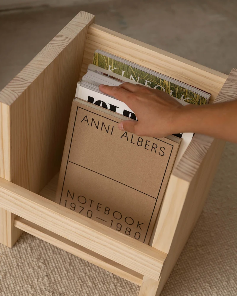 Oliva solid wood book display 39 x 29.2 cm