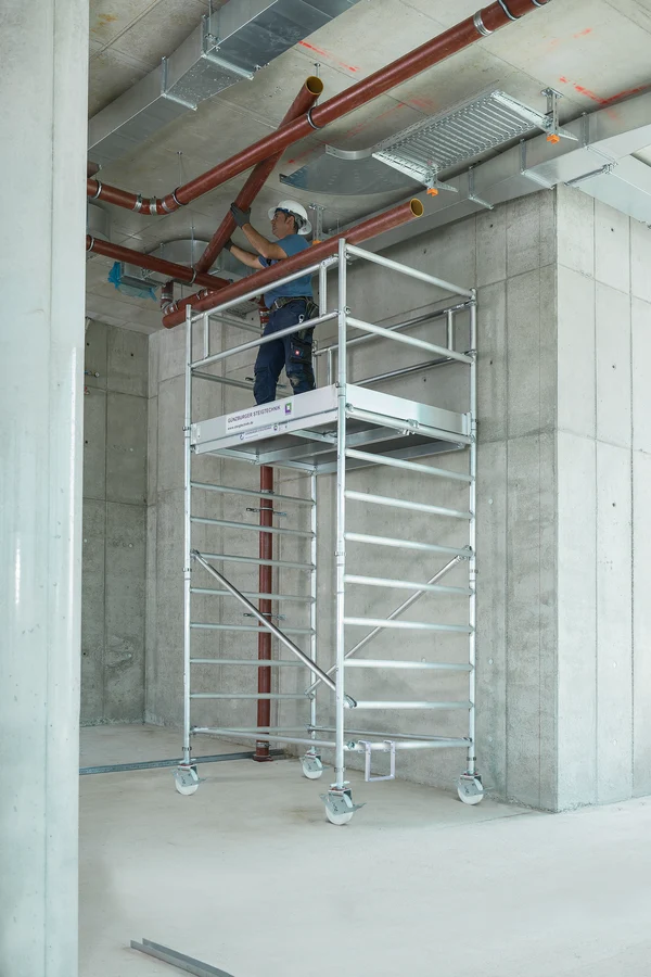 Rollgerüst 1,35 x 2,45 m mit Doppel-Plattform – Alu-Fahrgerüst für Profis