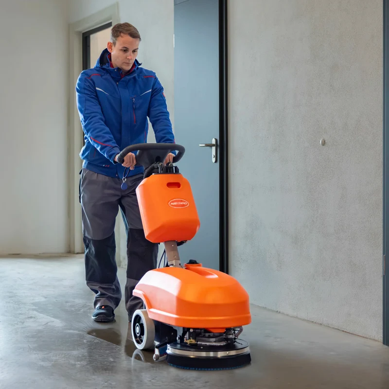 Kleine Scheuersaugmaschine SCRUBBER-XS mit 380 mm Bürsten