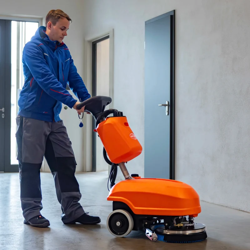 Kleine Scheuersaugmaschine SCRUBBER-XS mit 380 mm Bürsten