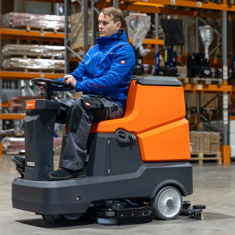 Aufsitz-Scheuersaugmaschine SCRUBBER-L mit 810 mm Bürsten