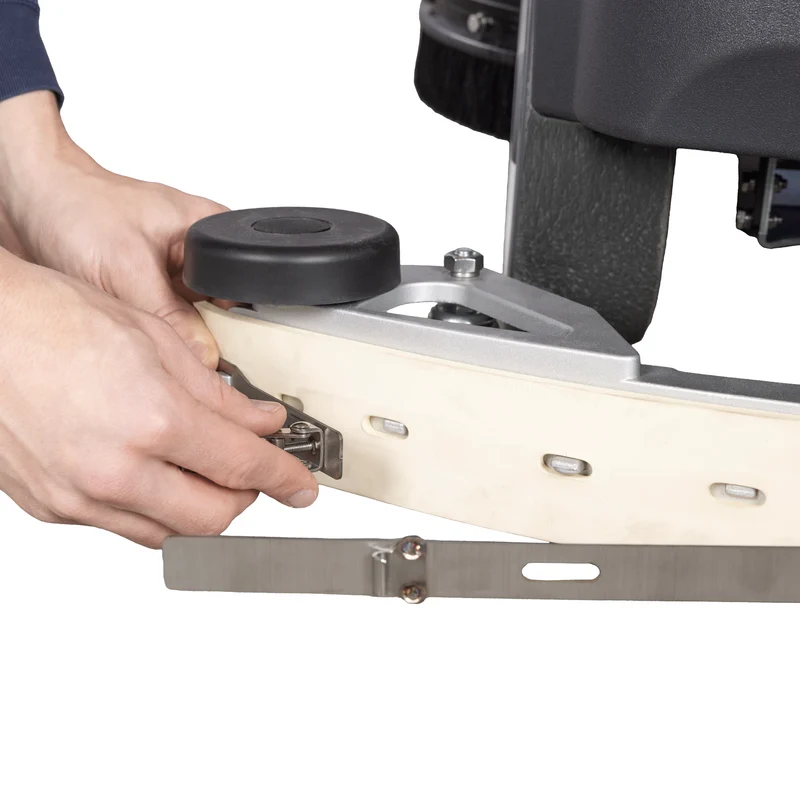 Aufsitz-Scheuersaugmaschine SCRUBBER-L mit 810 mm Bürsten