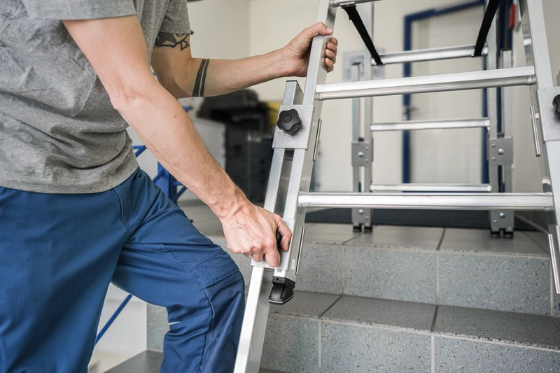 Stufen-Stehleiter treppengängig aus Aluminium