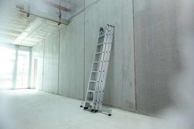 Stufen-Mehrzweckleiter 3-teilig mit Nivello®-Traverse & Clip-Step – robuste Aluminiumleiter
