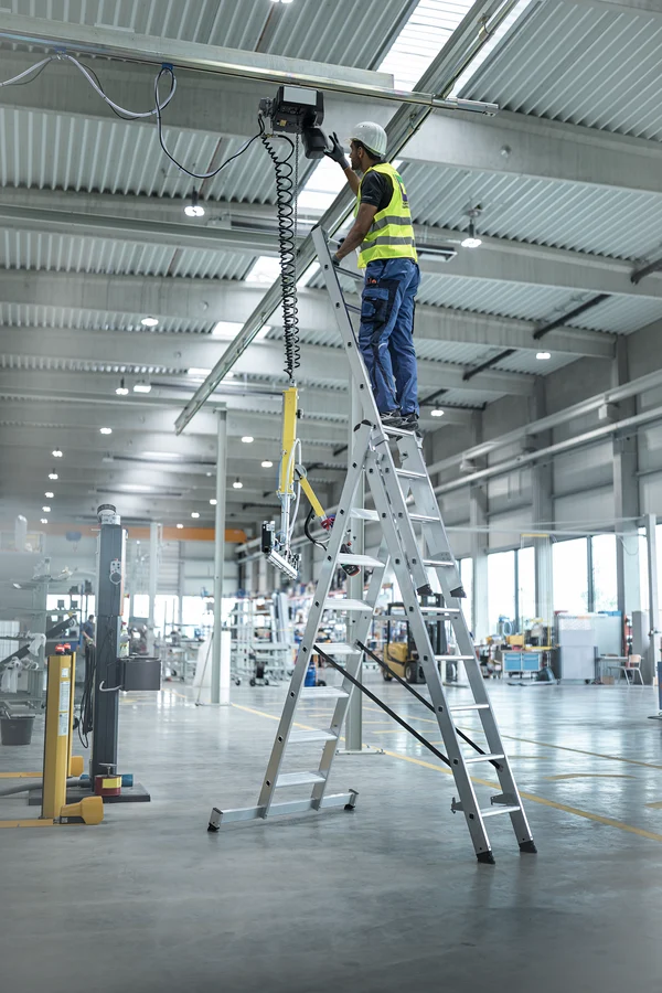 Stufen-Mehrzweckleiter 3-teilig mit Nivello®-Traverse & Clip-Step – robuste Aluminiumleiter