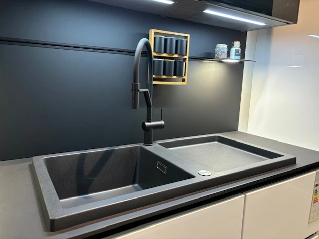 Einbauküche 555 Lux 817 Alpinweiß Hochglanz Kunststoff