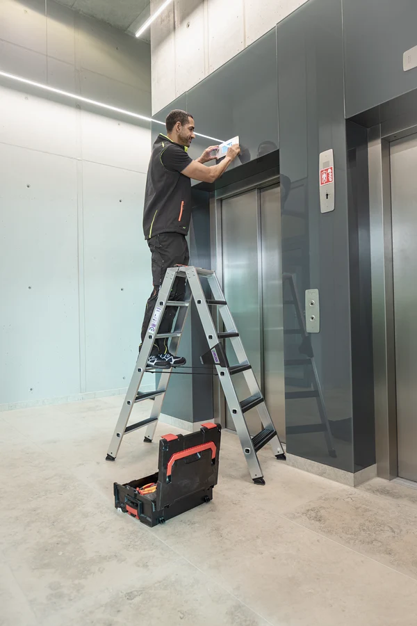 Stehleiter aus Aluminium beidseitig begehbar mit clip-step relax