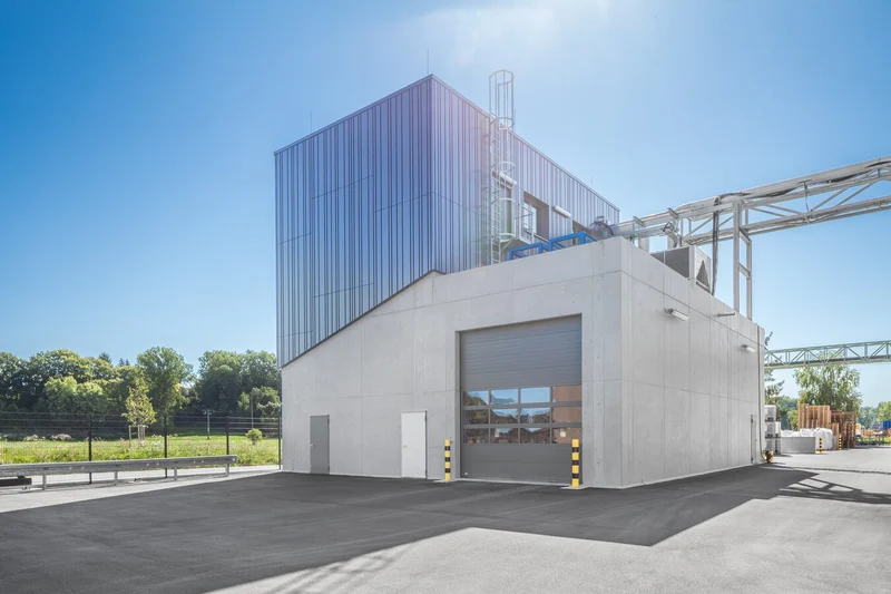 Einzügige Steigleiter mit Rückenschutz aus Aluminium