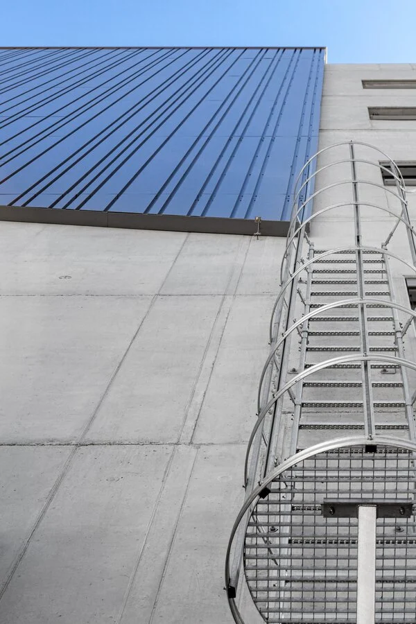 Einzügige Steigleiter mit Rückenschutz aus Aluminium