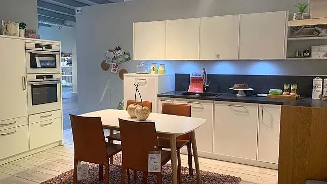 Landhausküche Parma Lack Weiß Arbeitsplatte Laminat Grau