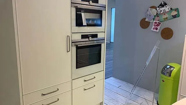 Landhausküche Parma Lack Weiß Arbeitsplatte Laminat Grau