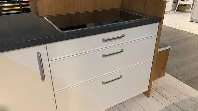 Landhausküche Parma Lack Weiß Arbeitsplatte Laminat Grau