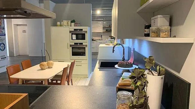 Landhausküche Parma Lack Weiß Arbeitsplatte Laminat Grau