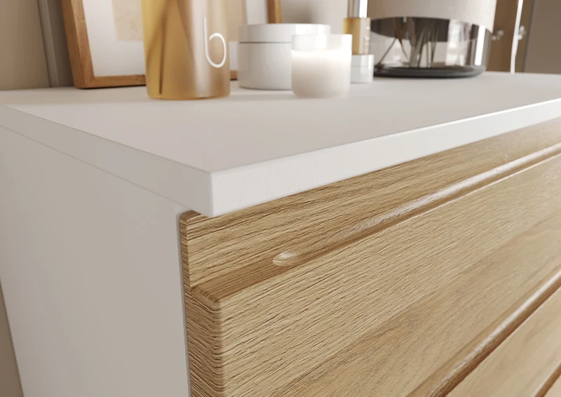 Badschrank Weiß und Eiche Grandson 60x97x34 cm mit Schubladen, Chromfüßen und griffloser Front