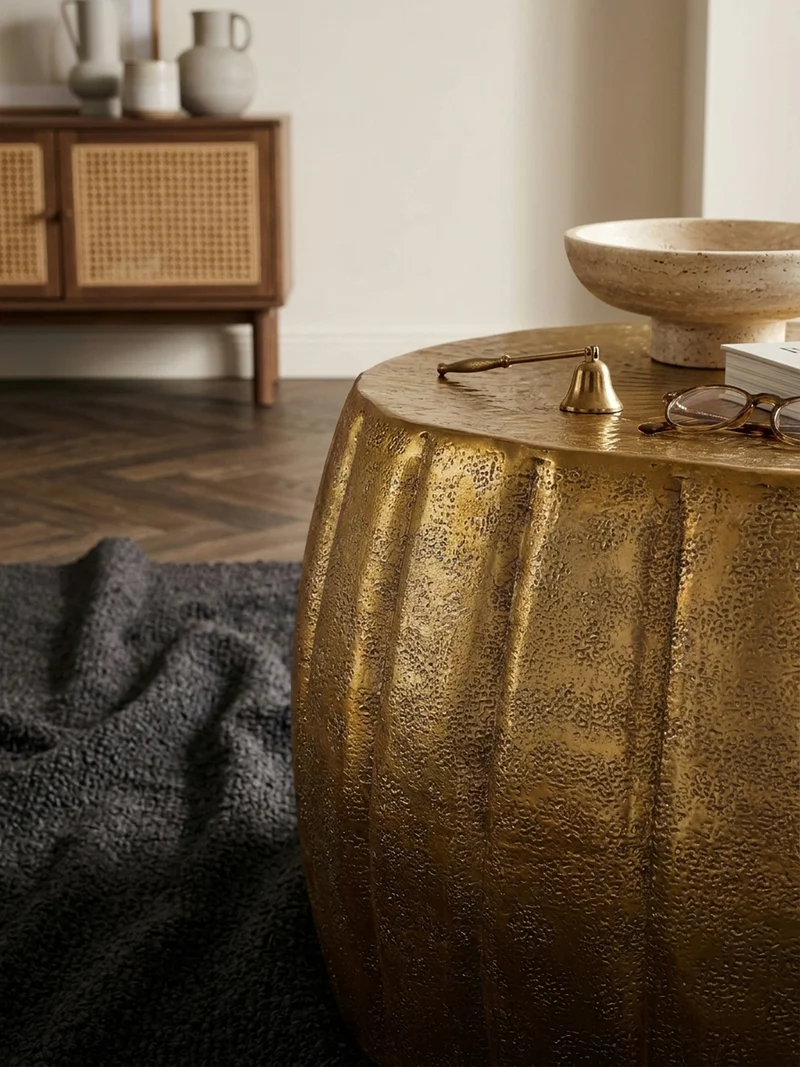 Couchtisch im orientalischen Stil aus strukturiertem Aluminium