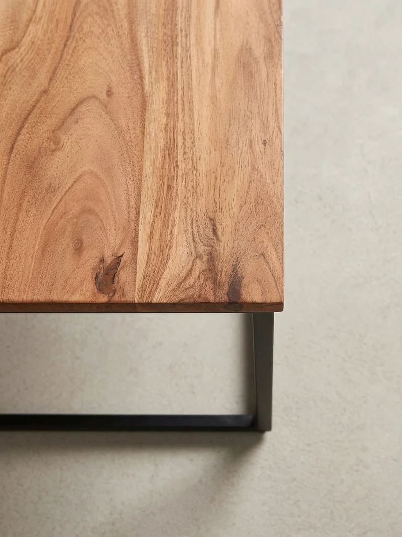 Couchtisch Industrial, Akazienholz mit Eisengestell, handgefertigt, robust und stabil