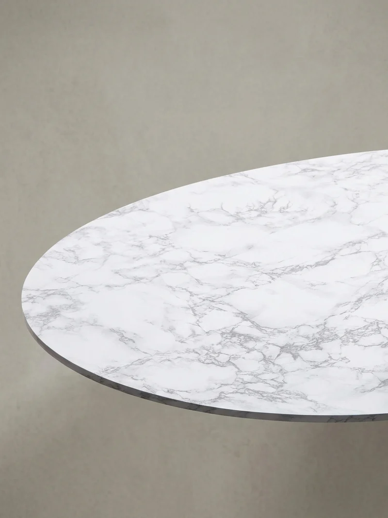 Couchtisch Oval in Marmor-Optik mit goldfarbenem Gestell, Maße 120x40x60 cm