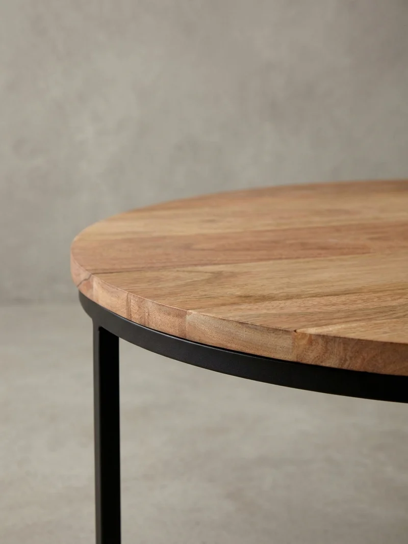 Couchtisch aus Akazienholz mit robustem Eisengestell und integriertem Stauraum, elegantes Design