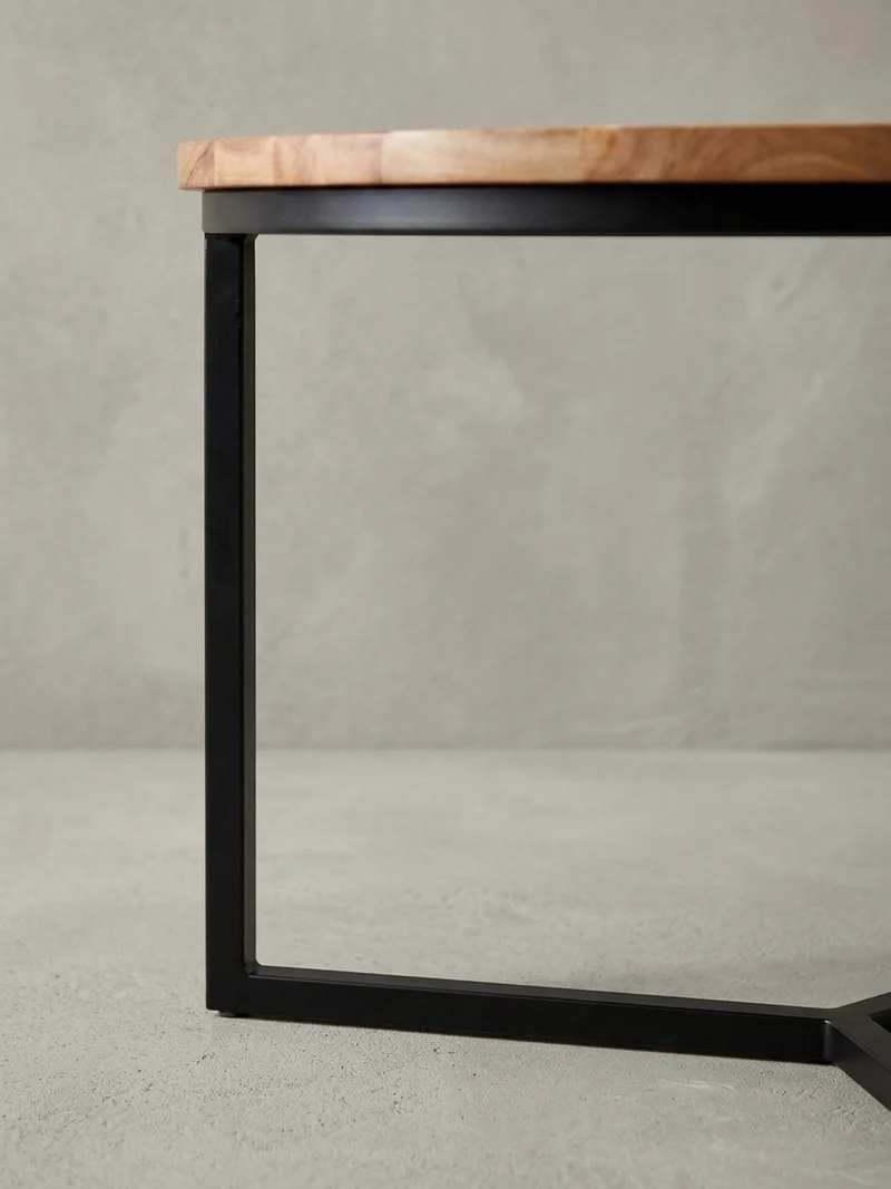 Couchtisch aus Akazienholz mit robustem Eisengestell und integriertem Stauraum, elegantes Design