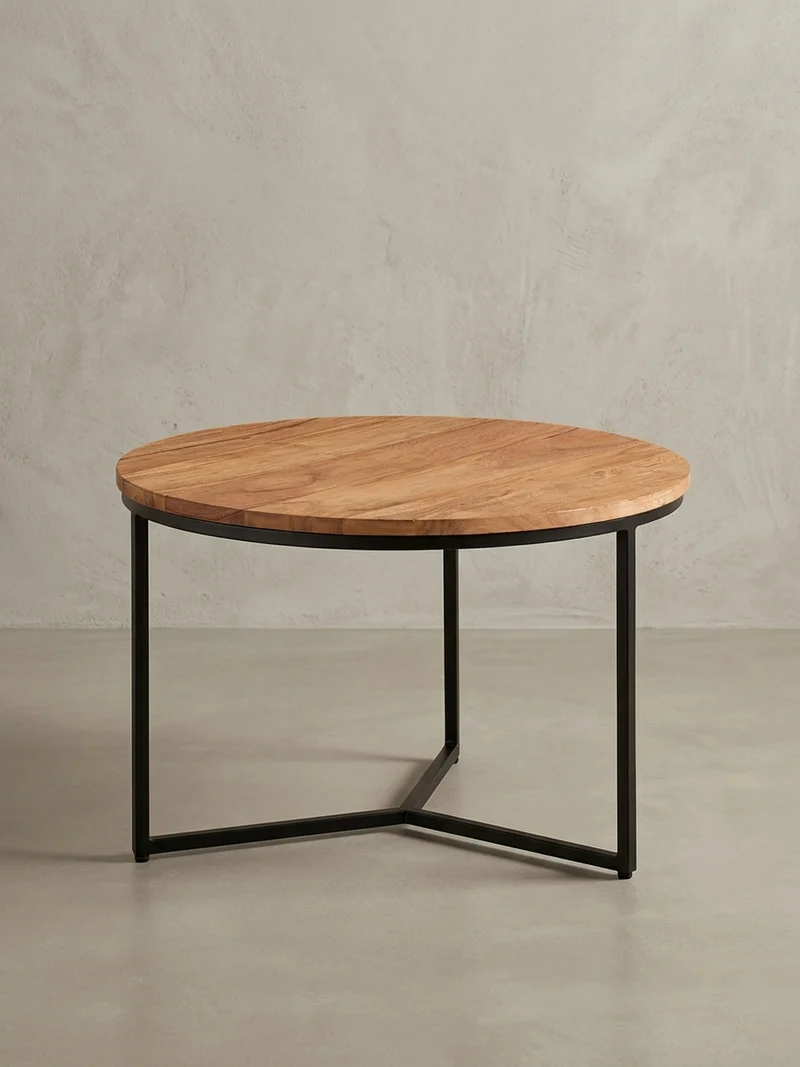 Couchtisch aus Akazienholz mit robustem Eisengestell und integriertem Stauraum, elegantes Design