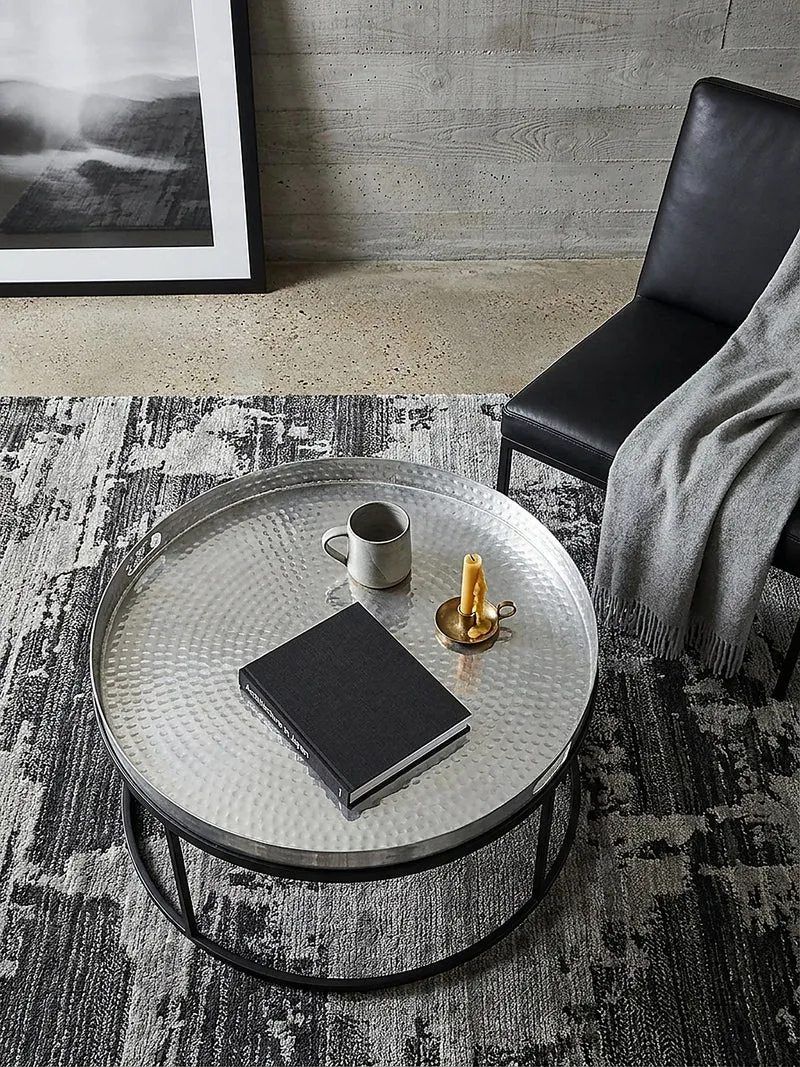 Couchtisch mit Hammerschlag-Struktur, abnehmbares Tablett, aus Aluminium und Eisen