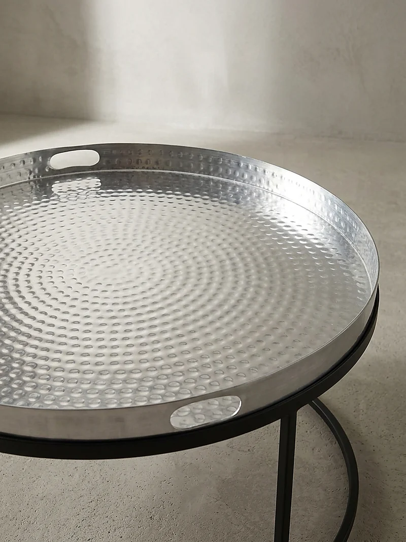 Couchtisch mit Hammerschlag-Struktur, abnehmbares Tablett, aus Aluminium und Eisen