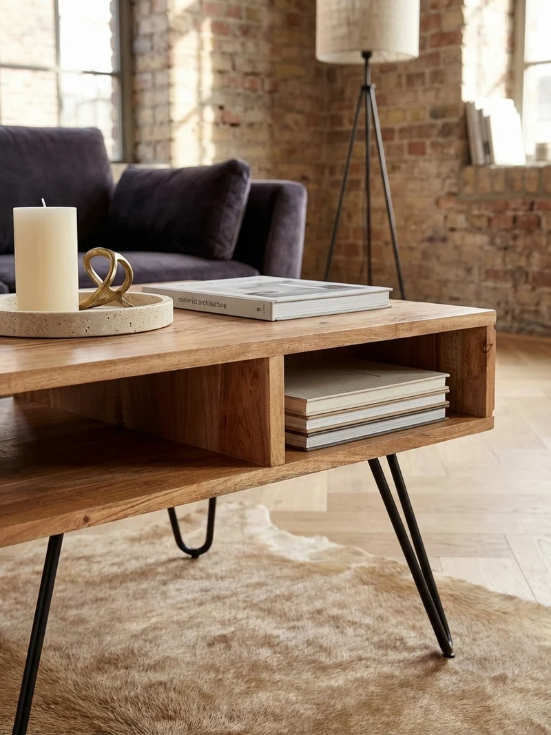 Couchtisch aus massivem Akazienholz mit Metallgestell und Stauraum im modernen Design