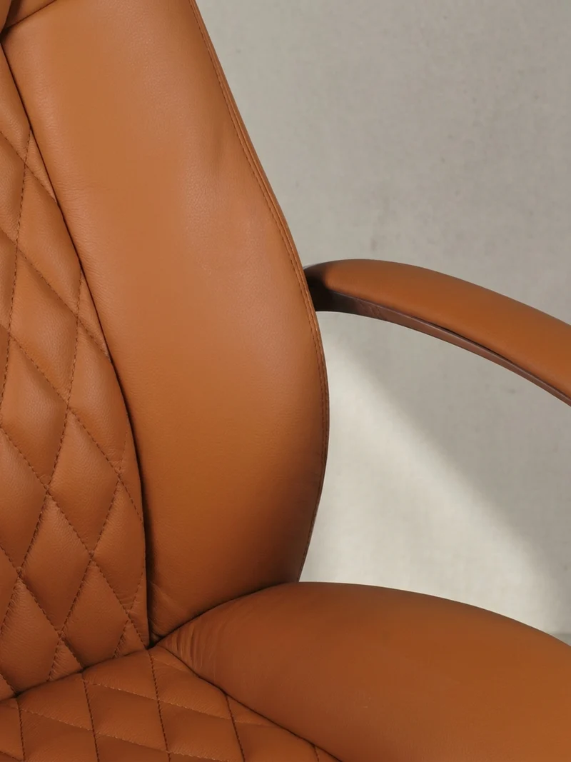 Chefsessel Echtleder mit Aluminiumfußkreuz und ergonomischer Sitzform