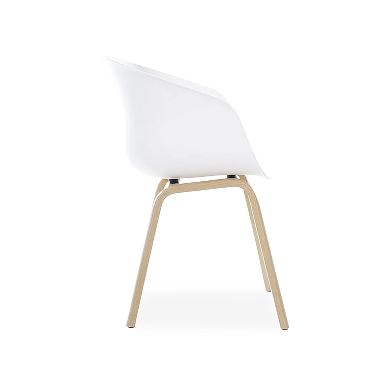 Weißer Design-Stuhl mit Eichenoptik-Gestell
