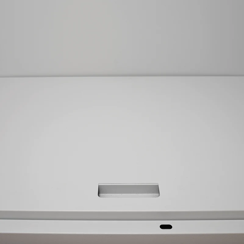 Metallspind mit Sitzbank und Klappbox