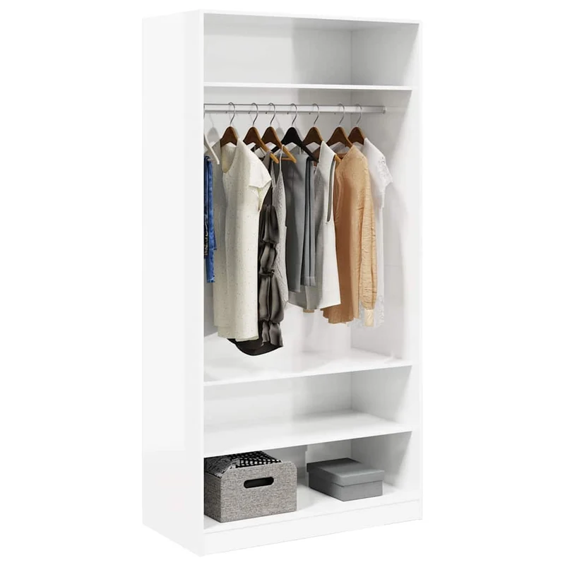 Offener Kleiderschrank mit Fächern und Kleiderstange