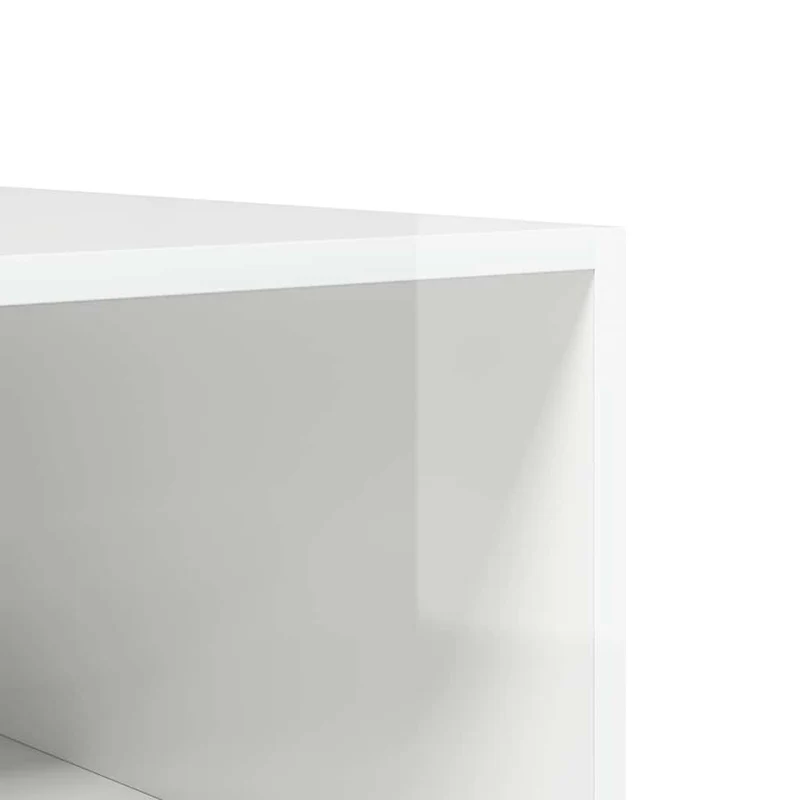 Offener Kleiderschrank mit Fächern und Kleiderstange