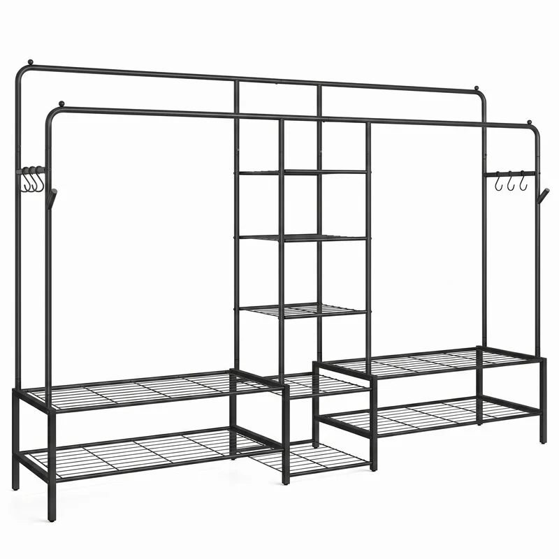 Offener Kleiderschrank mit Metallrahmen und mehreren Ebenen