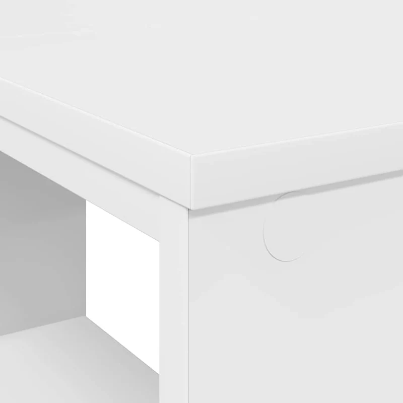 Praktischer Schreibtisch mit viel Platz, dank Regalfächern