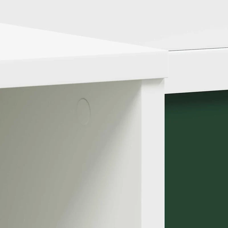 Schreibtisch mit Kreidetafel und Regalen fürs Kinderzimmer