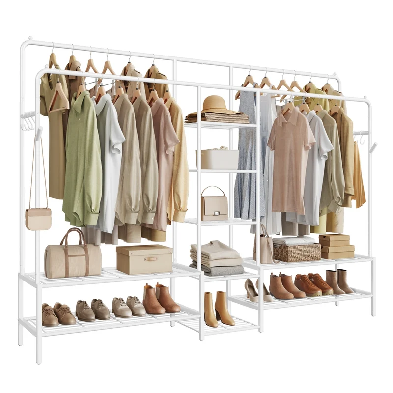 Offener Kleiderschrank mit Metallrahmen und mehreren Ebenen