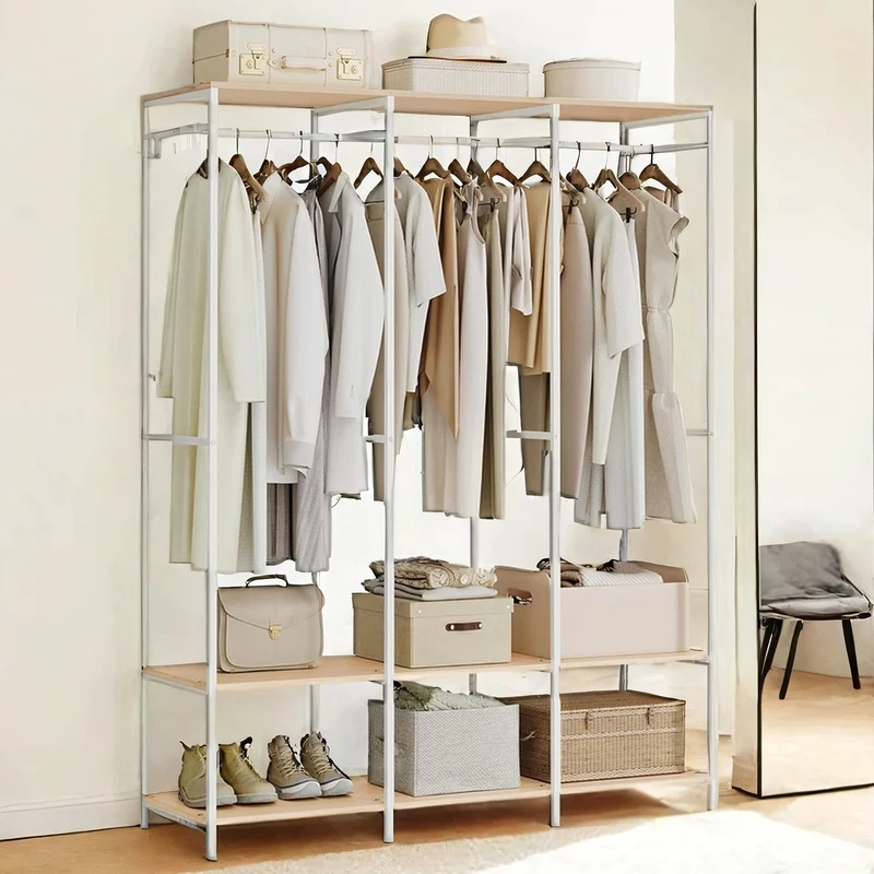 Kleiderschrank offen mit Kleiderstange und Haken