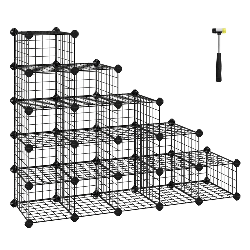 Steckregal mit Würfeln aus Metalldraht